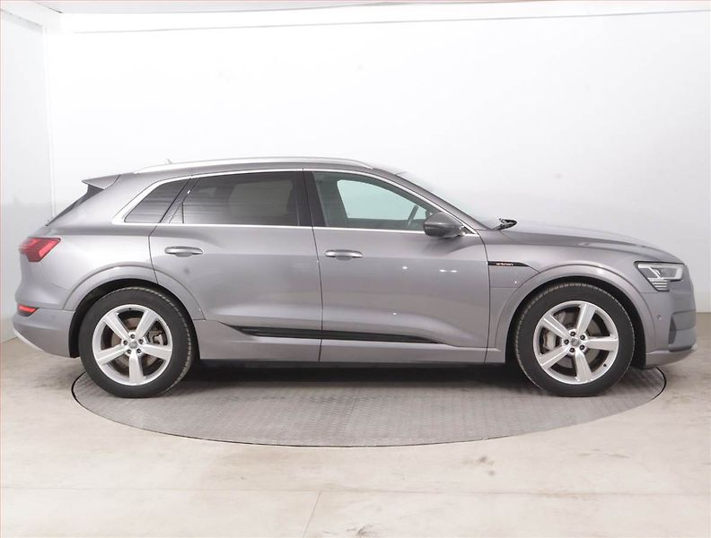 Audi e-tron (2020) S-Line 50 quattro - fotka 6 z 19