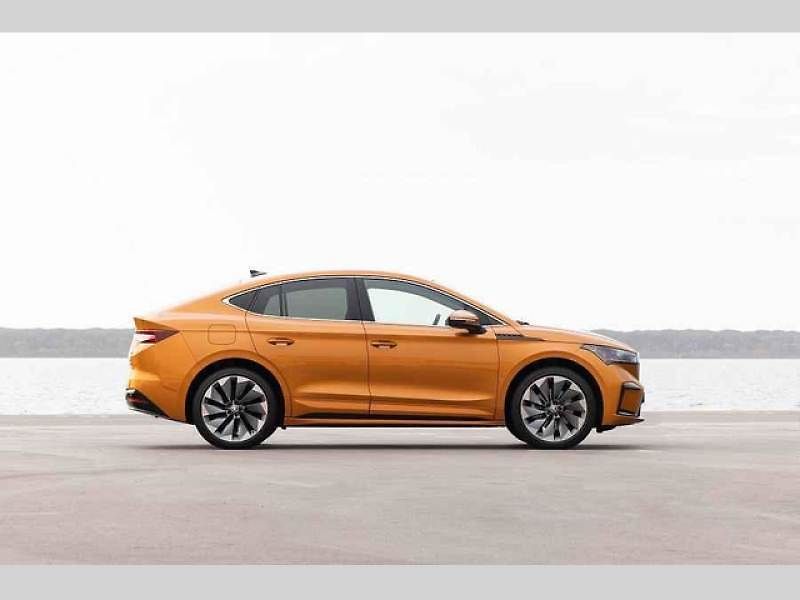 Plně elektrické SUV Škoda Enyaq Coupé iV (na snímku) se představilo v roce 2022 a vzbudilo u zákazníků velký zájem. Automobilka zrychluje svoji elektrickou ofenzivu: do roku 2026 představí tři zcela nové elektrické modely a další budou následovat.