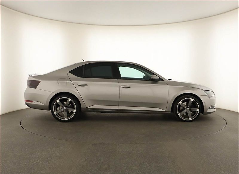Škoda Superb (2015) 2.0 TDI, Automat, Navi - fotka 6 z 16
