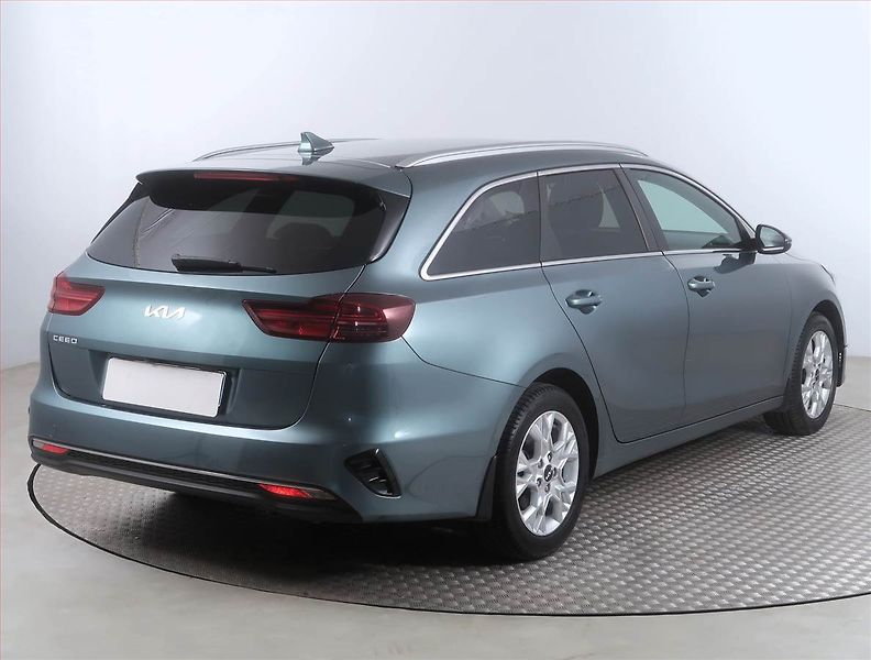 Kia Ceed (2022) Silver 1.5 T-GDI, Serv.kniha - fotka 5 z 16
