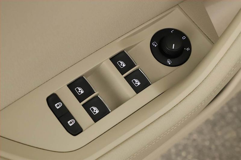 Škoda Superb (2022) Laurin&Klement iV 1.4 TSI PHEV - fotka 9 z 20