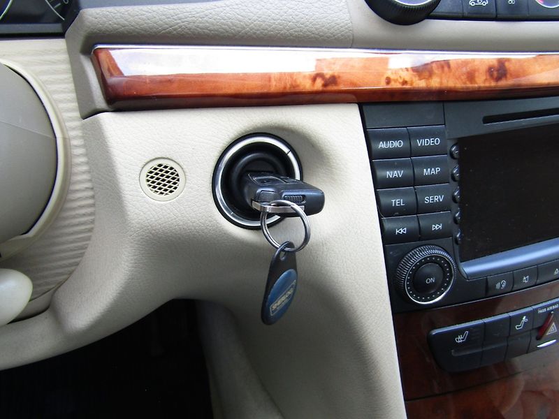 Mercedes-Benz Třídy E (2005) E 320 165kW AUTOMAT BEZ MĚCHŮ - fotka 32 z 35