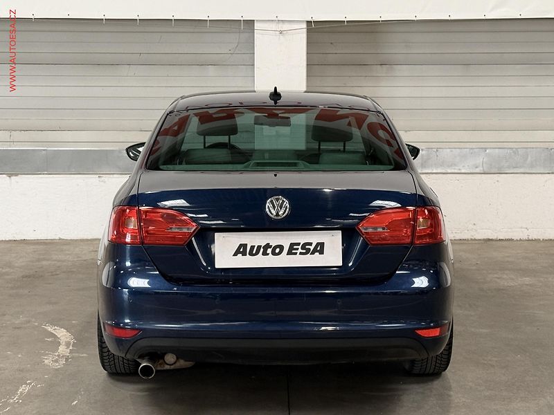 Volkswagen Jetta (2012) 1.4TSi, AC, výhřev sed - fotka 5 z 19