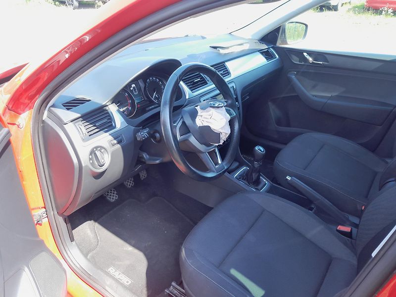 Škoda Rapid (2016) 1.2 TSI serviska 2x klíč - fotka 10 z 16