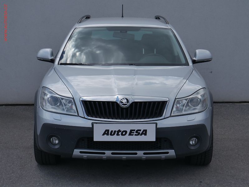 Škoda Octavia (2013) 2.0 TDI 4x4, ČR, Bixenon, AC - fotka 2 z 24
