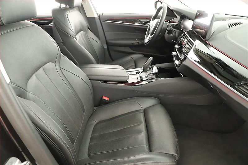 BMW Řada 5 (2023) 530d xDrive - fotka 7 z 21