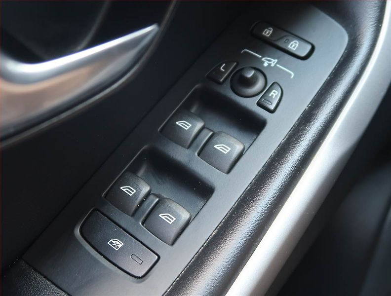Volvo V40 (2014) 2.0 T4 AWD, 4X4, Automat - fotka 14 z 16