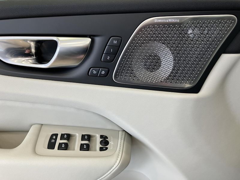 Volvo XC60 B5 AWD Ultra Bright-REZERVACE - fotka 21 z 53