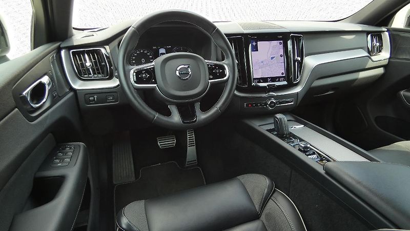 Volvo XC60 B4 AWD R Design - fotka 5 z 24
