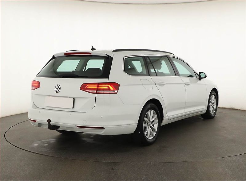 Volkswagen Passat (2019) 2.0 TDI, Automat, Navi - fotka 5 z 21