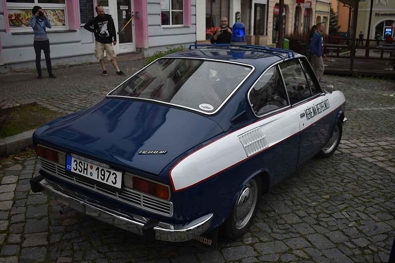 Tři z účastníků srazu před bránou továrny Škoda Auto v Kvasinách