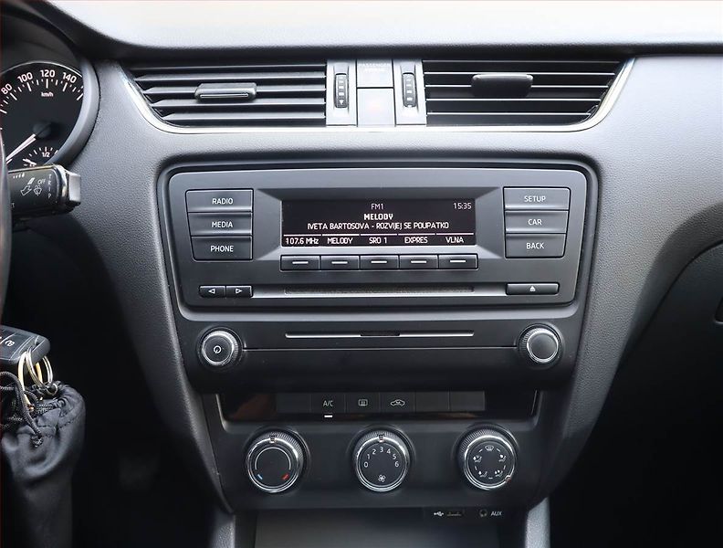 Škoda Octavia (2013) Ambition 1.6 TDI, Tempomat - fotka 12 z 15