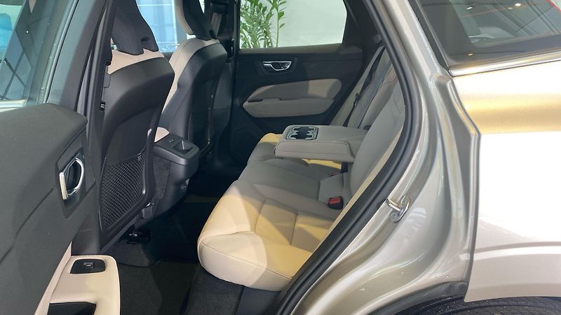 Volvo XC60 (2026) PLUS BRIGHT, B5 AWD, 184+10 kW - fotka 11 z 14