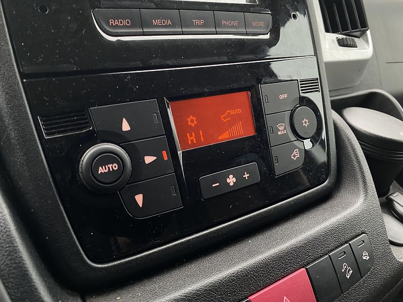 Peugeot Boxer (2019) L1H1 BlueHDi 140k MAN6 9 míst - fotka 19 z 22