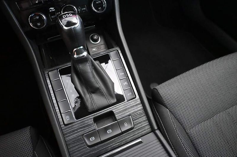 Škoda Superb (2022) 2.0 STYLE LED MATRIX DSG ACC T - fotka 23 z 39