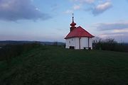 Současná poutní kaple Panny Marie Sněžné byla postavená v roce 1832 na základech původní dřevěné kaple z roku 1700