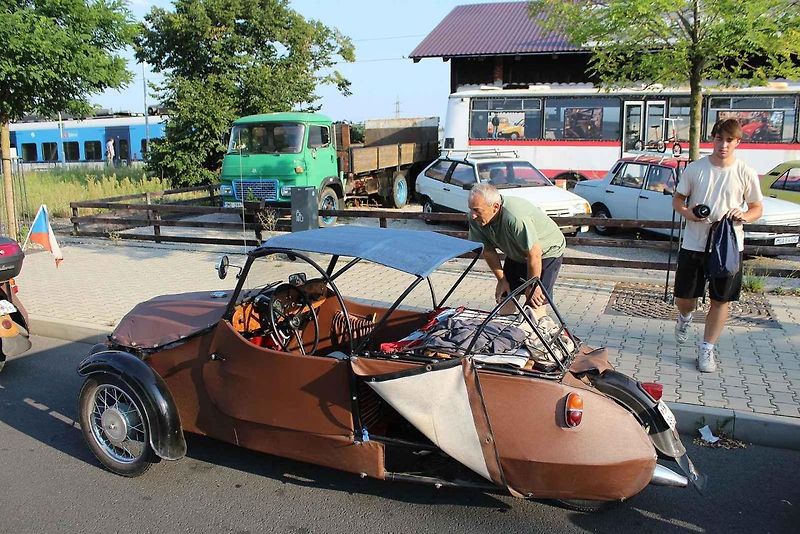 V retro auto muzeu Veteráni Litvínov měli ve středu zastávkou účastníci Velorex čundru 2024 na svém putování po severních Čechách. S nejstarším Velorexem z roku 1962 jede Petr Žůrek ze Světlé nad Sázavou.