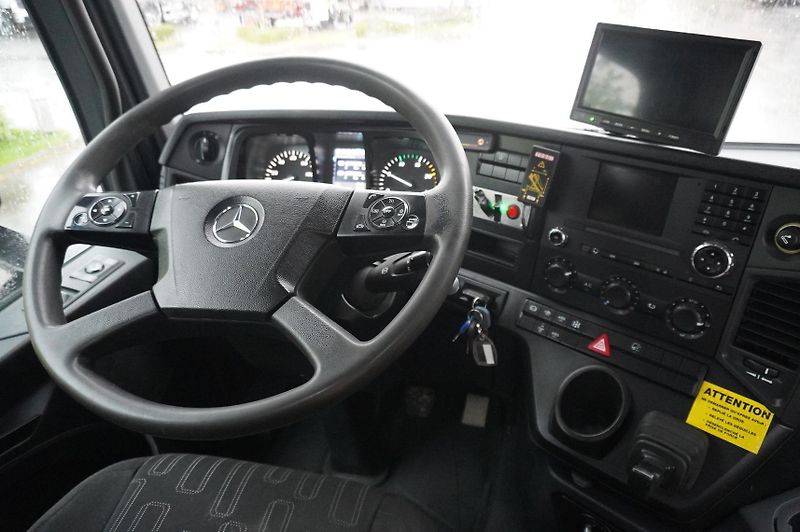 Mercedes-Benz (2020) Arocs 3236 8×4 / Crane Fassi - fotka 19 z 24