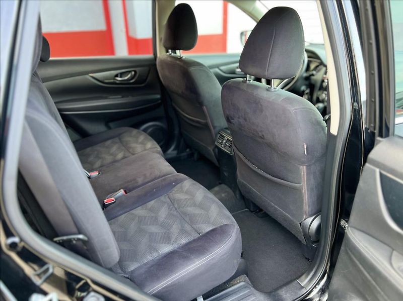 Nissan X-Trail 1,6 dCi  7-míst automat - fotka 19 z 38