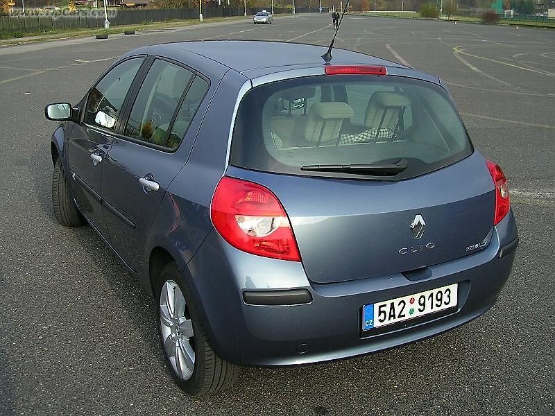 Jízdní vlastnosti jsou asi nejsilnější zbraní Clia, náklony v zatáčkách jsou minimální (tady je náklon při jízdě po třech kolech).