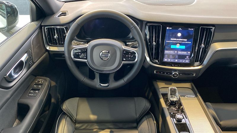Volvo V60 (2026) PLUS DARK, B4, 145+10 kW / 197 - fotka 9 z 14
