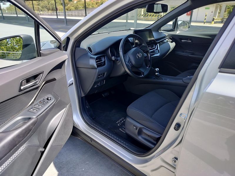 Toyota C-HR 1.8 hybrid business, navigace - fotka 9 z 27