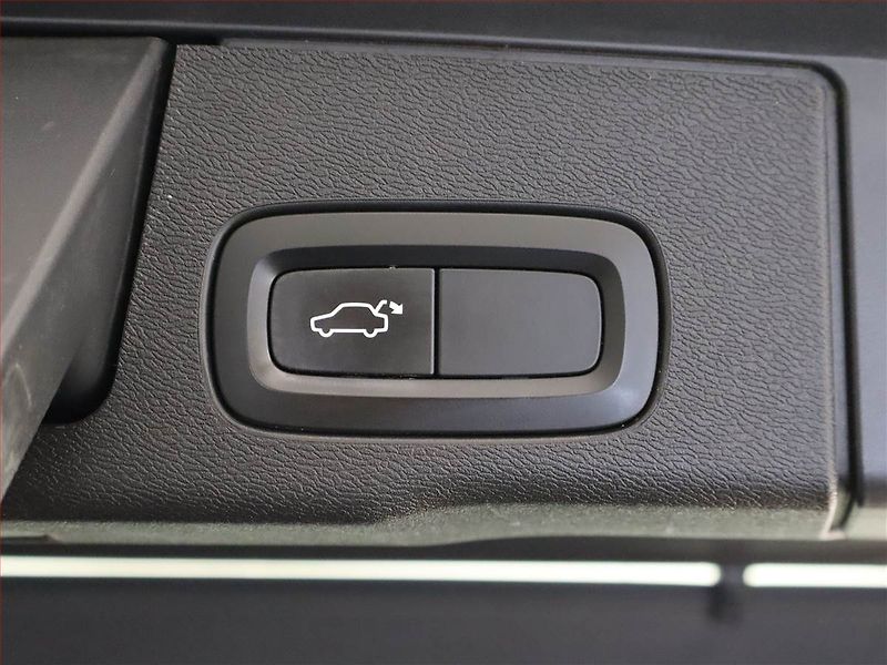 Volvo XC60 (2017) T8 Twin Engine - fotka 21 z 24
