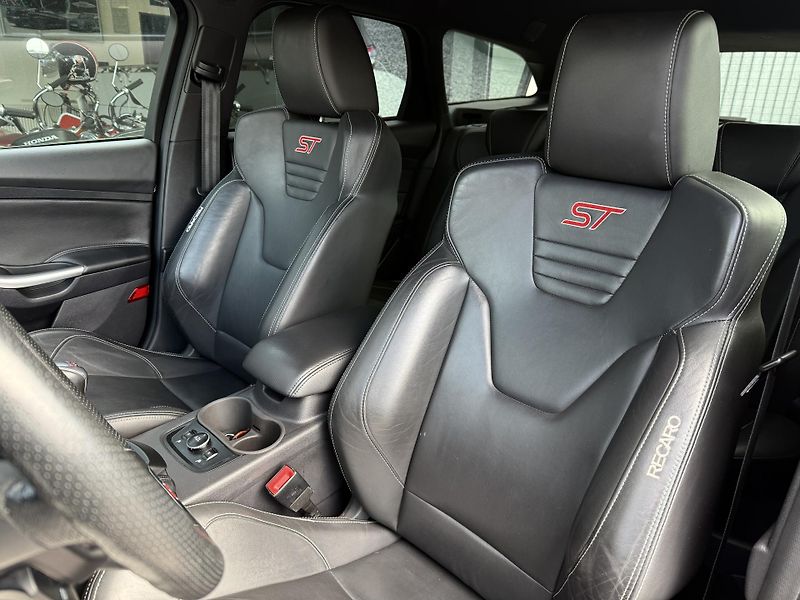 Ford Focus 2,0i 184kW EcoB SCTI ST - fotka 20 z 45