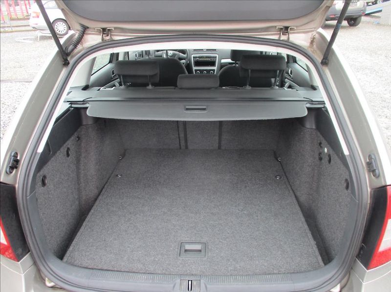 Škoda Octavia 1,6 TDI, klima, tažné zař. - fotka 9 z 25