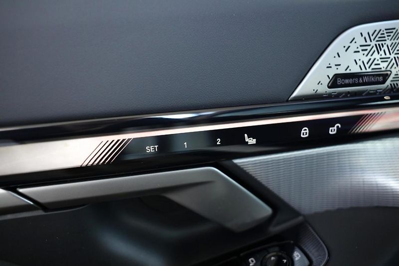 BMW Řada 5 550e xDrive Touring - fotka 27 z 33