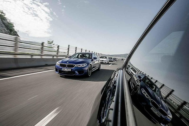 BMW i8 Roadster a M5.