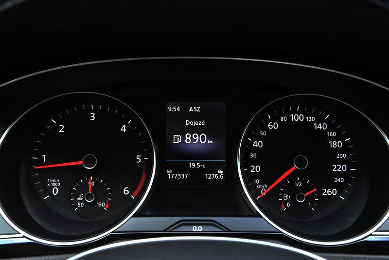 Volkswagen Passat 2.0 TDi CR HIGHLINE, NAVI, LED - fotka 18 z 50
