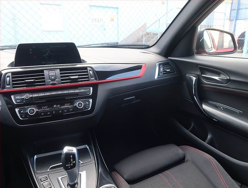 BMW Řada 1 (2017) Sport Line 118i, Automat - fotka 8 z 19