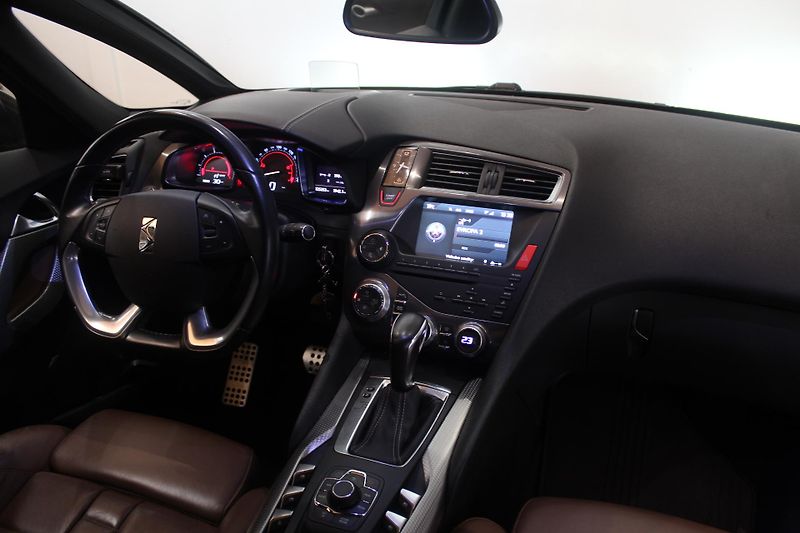Citroën DS5 (2013) 2.0HDI Automat 120kW Navi ČR - fotka 27 z 36