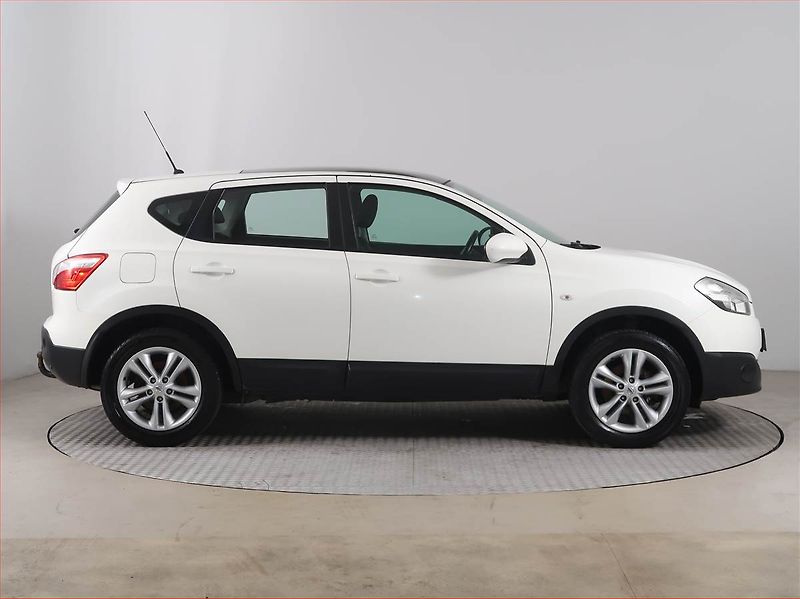 Nissan Qashqai (2010) 1.6, Tempomat, Park. senzory - fotka 6 z 14