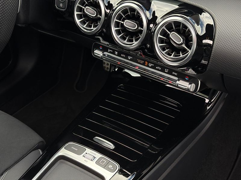 Mercedes-Benz CLA 180 d, AMG, Panorama - fotka 30 z 35