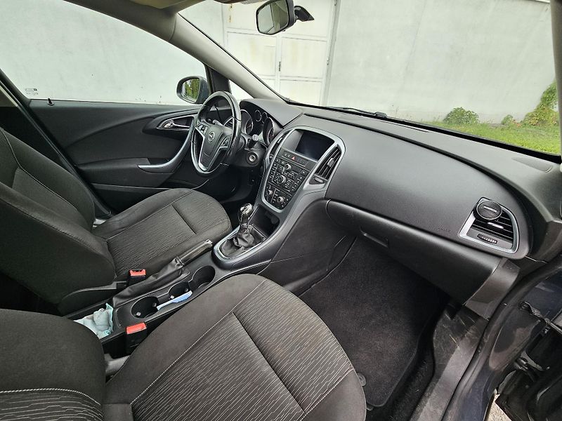 Opel Astra (2013) J 1.7CDTI - fotka 15 z 17