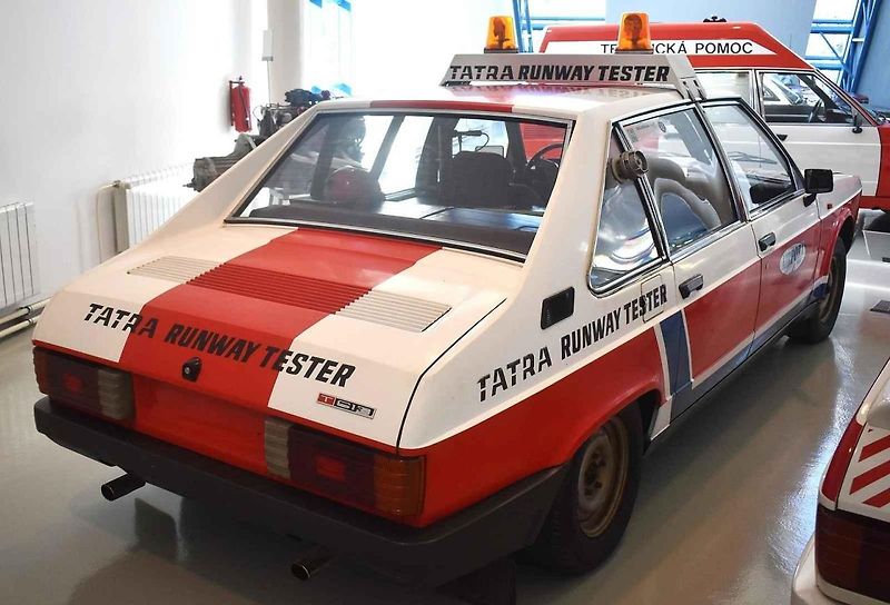 Tatra 613-3 Runway Tester byla pouze dvoumístná
