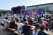 na hlavní ploše vyrostlo obří pódium
