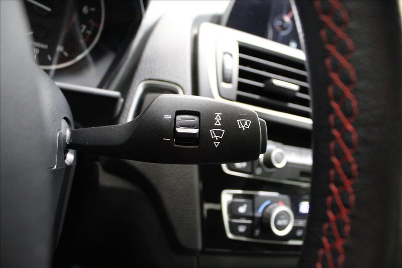 BMW Řada 2 2,0 220i 135KW cabrio - fotka 19 z 37