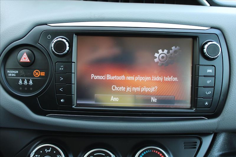 Toyota Yaris 1,3 VVT-i  ČR,1MAJ,DPH,AUTOMAT - fotka 13 z 27