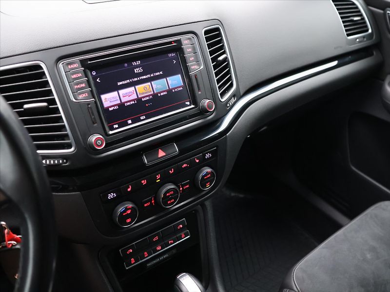 Volkswagen Sharan 2,0 TDI 130kW DSG 4Motion CZ - fotka 19 z 33