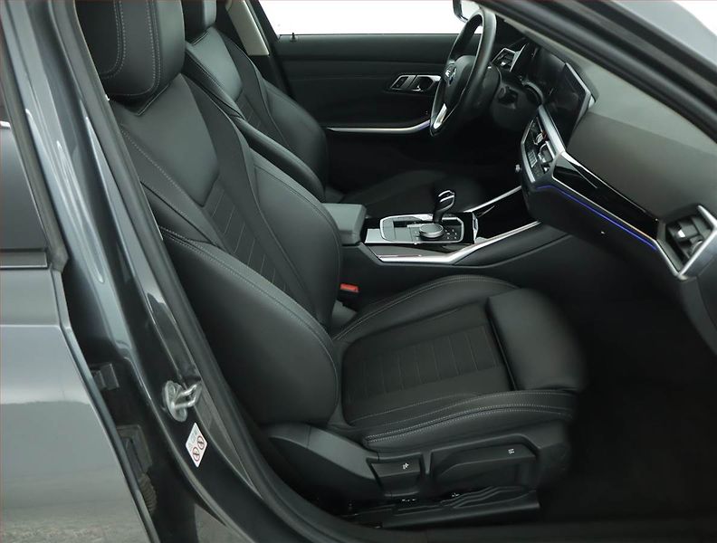BMW Řada 3 (2022) Sport Line 318 d, Automat - fotka 9 z 16