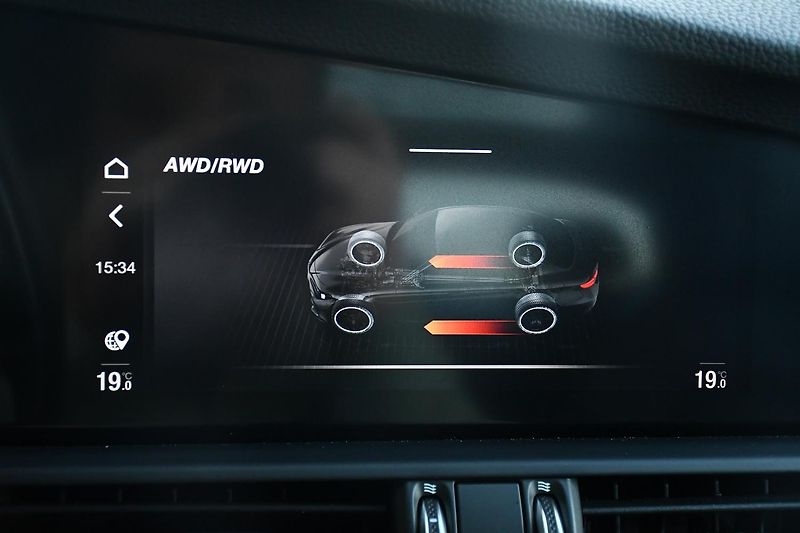 Alfa Romeo Giulia 2,0T 16V 206kW AT8-Q4 VELOCE - fotka 39 z 48