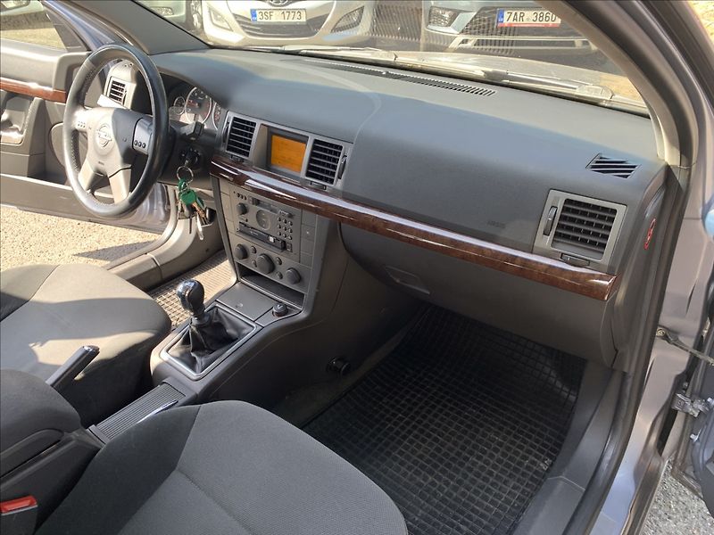 Opel Vectra 2,2 DTI - fotka 13 z 16