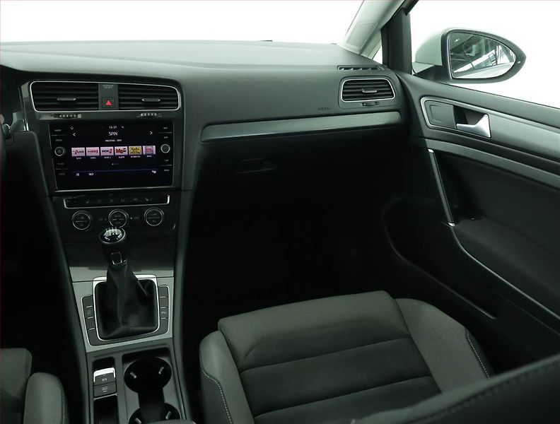 Volkswagen Golf (2019) 2.0 TDI, Navi, Tempomat - fotka 8 z 16