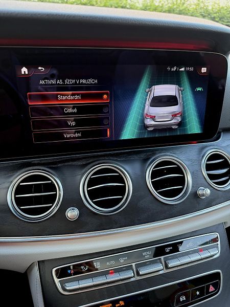 Mercedes-Benz Třídy E (2020) 4MATIC, AMG Line, původ ČR - fotka 19 z 24