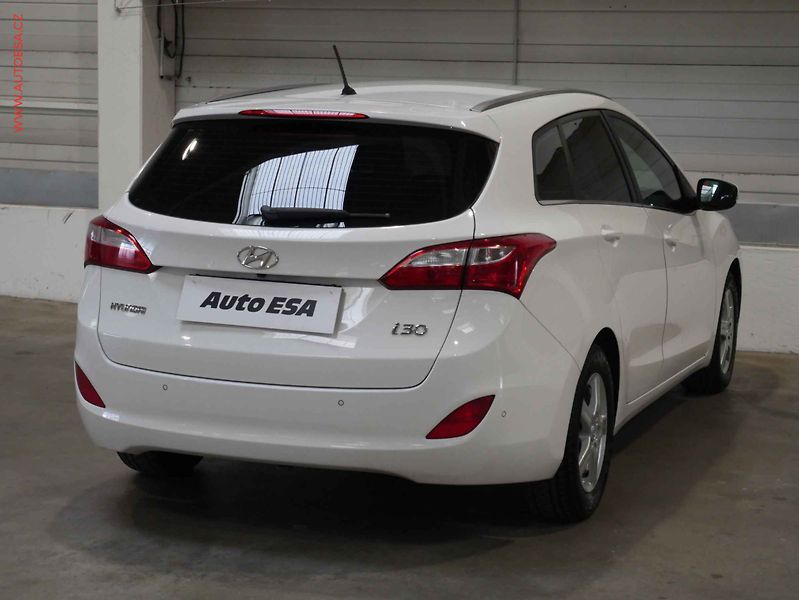 Hyundai i30 (2014) 1.6 GDi, ČR, Temp. park. - fotka 6 z 20