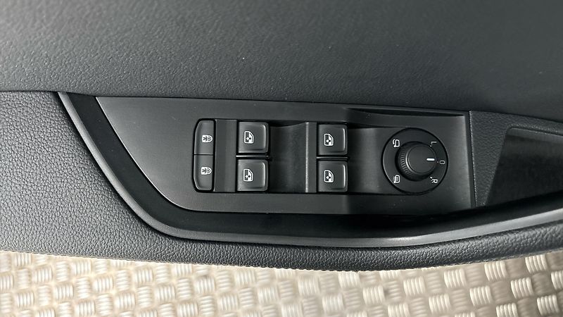 Škoda Superb 2.0 TDI DSG 4x4 Style Combi - fotka 23 z 30