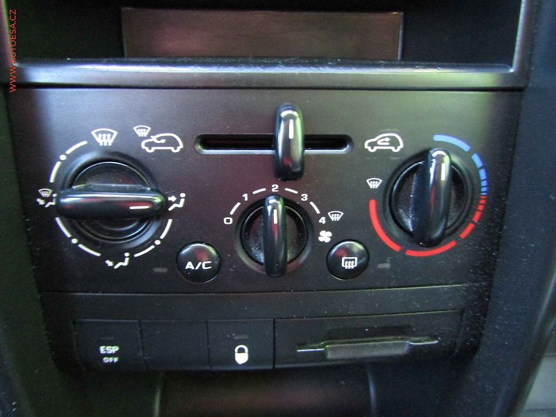 Peugeot 207 (2008) 1.4 i, Klima - fotka 13 z 16